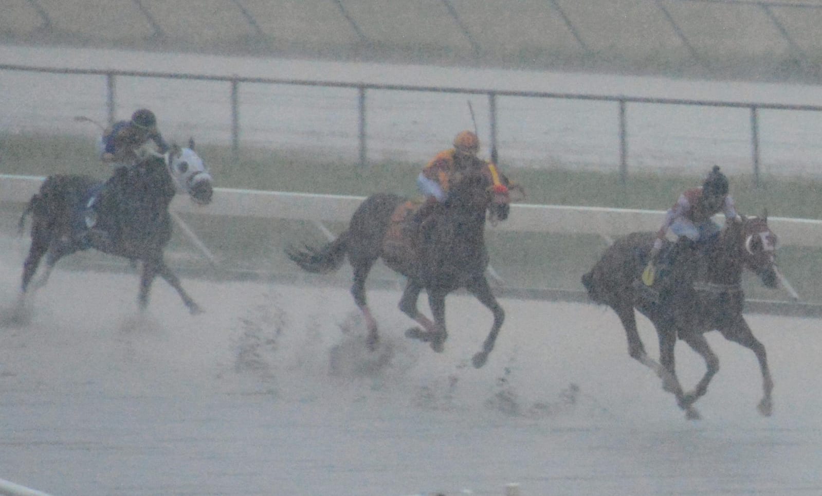 Suspenden por lluvia cartelera en el Quinto después de dos carreras