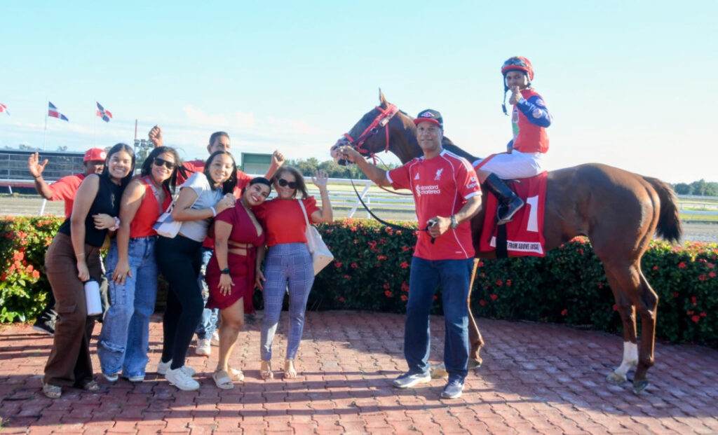 Moisés Alou en el Círculo de Ganadores del Hipódromo Quinto Centenario sostiene las bridas de su caballo Grace From Above.