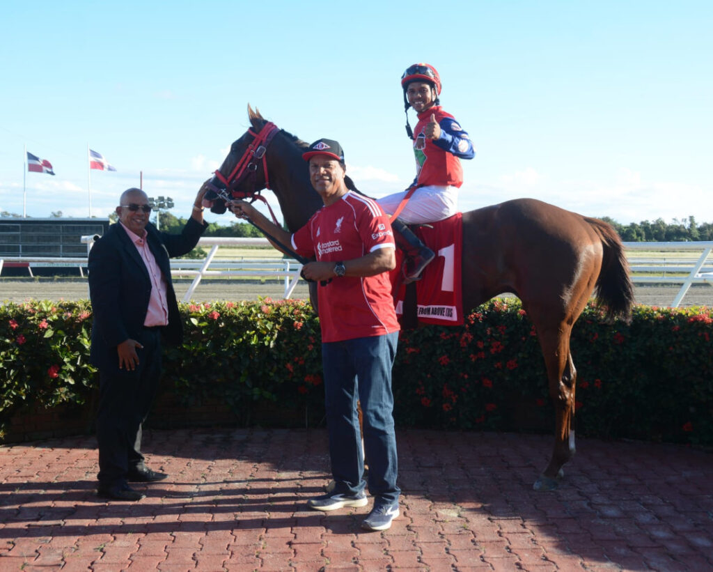 Moisés Alou en el Círculo de Ganadores del Hipódromo Quinto Centenario sostiene las bridas de su caballo Grace From Above.